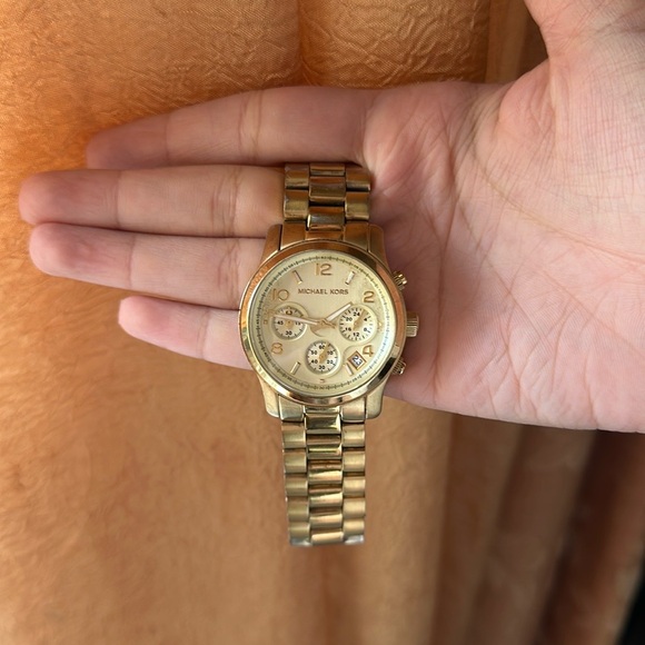 Michael kors women’s gold watch✨⏱️ - Picture 6 of 10